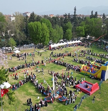 inegolde-23-nisan-bir-baska-guzel.jpg
