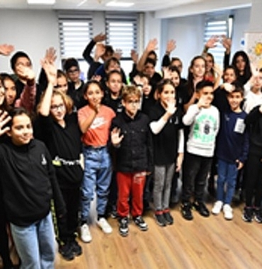 izmirli-cocuklar-kentin-gelecegini-sekillendiriyor.jpg