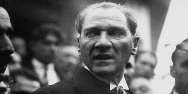 karanlikta-akan-bir-yildiz-mustafa-kemal-ataturk.jpg