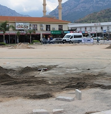 kemer-cumhuriyet-meydani-turizm-sezonuna-hazirlaniyor.jpg