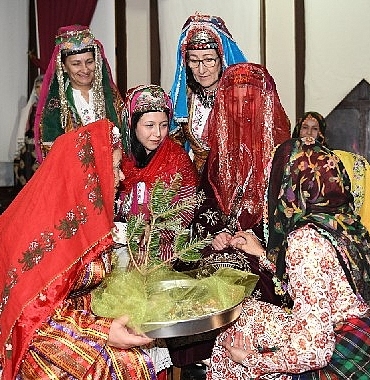kina-gecesi-gelenegi-osmangazide-yasatildi.jpg
