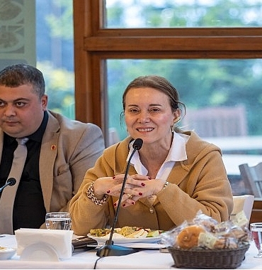 konakta-romanlar-gunune-ozel-bulusma.jpg