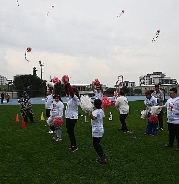 manisada-ozel-bireyler-icin-renkli-senlik.jpg