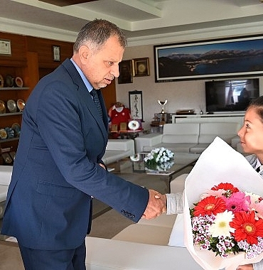 minik-ege-eymen-unal-23-nisan-baskani-oldu.jpg