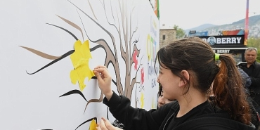 otizm-agaci-kuruldu-gelen-herkes-puzzle-parcasi-yapistirdi.jpg