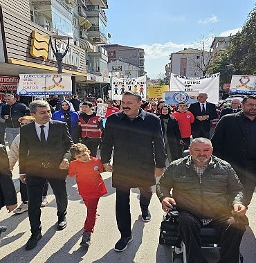 otizm-farkindalik-gunu-golcukte-renkli-goruntulere-sahne-oldu.jpg