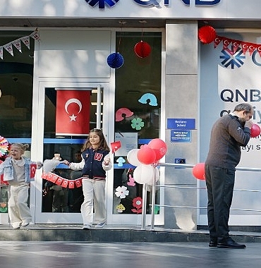 qnb-turkiye-23-nisan-ulusal-egemenlik-ve-cocuk-bayramina-ozel-olarak-hazirladigi-yeni-reklam-filmini-yayinladi.jpg