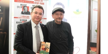 sair-ve-yazar-nevzat-celik-okurlariyla-osmangazi-standinda-bulustu.jpg
