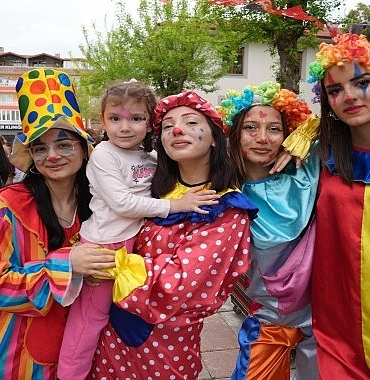 sarayda-cocuklar-eglenceye-doydu.jpg