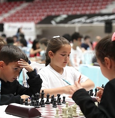 satranc-tutkunlari-geleneksel-kyme-satranc-turnuvasinda-bulusuyor.jpg