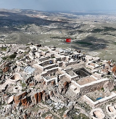 selcuklu-belediye-baskani-ahmet-pekyatirmaci-gevale-kalesinde-sona-gelinen-3-etap-restorasyon-calismalarini-yerinde-inceledi.jpg