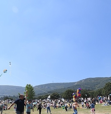 torbali-belediyesi-17-ucurtma-senligi-rengarenk-gecti.jpg