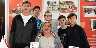 yazar-halime-yildiz-kitaplarini-kucuk-okuyuculari-icin-imzaladi.jpg
