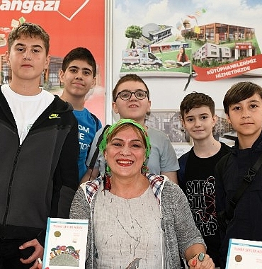 yazar-halime-yildiz-kitaplarini-kucuk-okuyuculari-icin-imzaladi.jpg