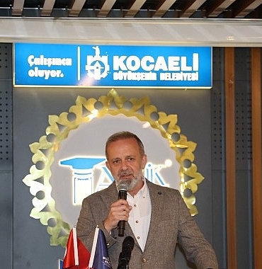 yazar-tufan-kitaplarin-donusturucu-gucunu-paylasti.jpg