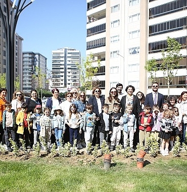 yeni-parkin-bitkilerini-minikler-dikti.jpg