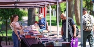 1-buca-kitap-gunleri-vatandaslardan-buyuk-ilgi-goruyor.jpg