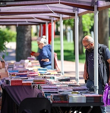 1-buca-kitap-gunleri-vatandaslardan-buyuk-ilgi-goruyor.jpg
