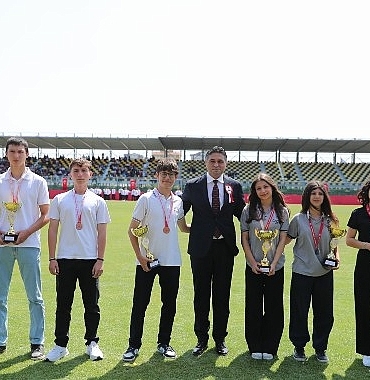 19-mayis-ataturku-anma-genclik-ve-spor-bayrami-aliagada-coskuyla-kutlandi.jpg