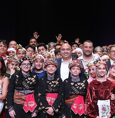 220-dansci-kusak-ile-hem-duygulari-hem-figurleri-sahneye-tasidi.jpg