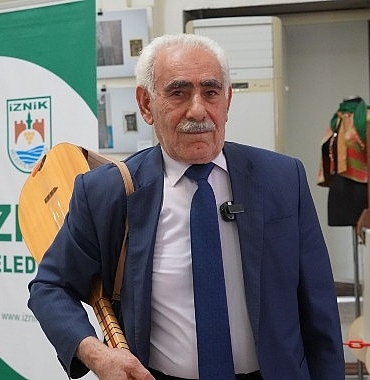 65-yildir-sazi-ve-kalemi-elinde.jpg