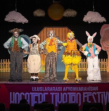 alkislar-karabaglar-kent-tiyatrosuna.jpg
