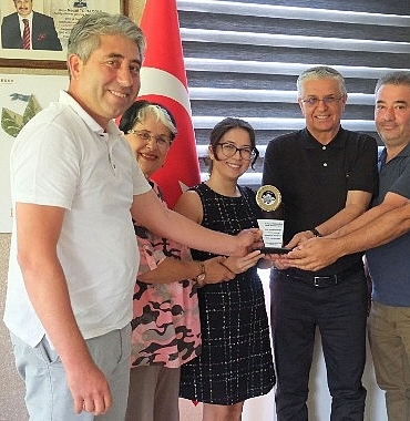 altinkayadan-baskan-topalogluna-tesekkur-plaketi.jpg