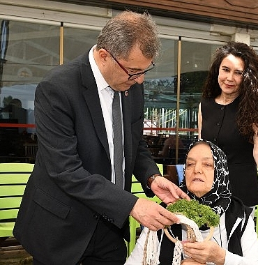 alzheimer-hastalari-icin-anneler-gunu-kutlamasi.jpg