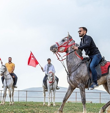 anadolu-selcuklu-fotograf-derneginden-atli-safari-keyfi-uyeler-ve-aileleri-unutulmaz-bir-gun-yasadi.jpg