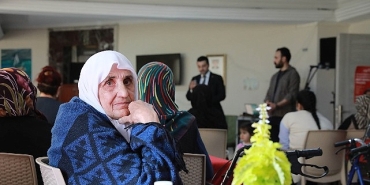 anneler-gununde-huzurevi-sakinlerine-surpriz-ziyaret.jpg