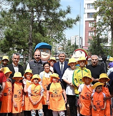 baskan-altay-ozel-genclerle-birlikte-sebze-fidelerini-toprakla-bulusturdu.jpg