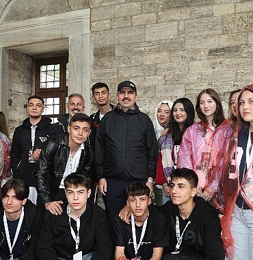 baskan-altay-yht-ile-gunubirlik-istanbul-gezisine-katilan-ogrencilere-eslik-etti.jpg