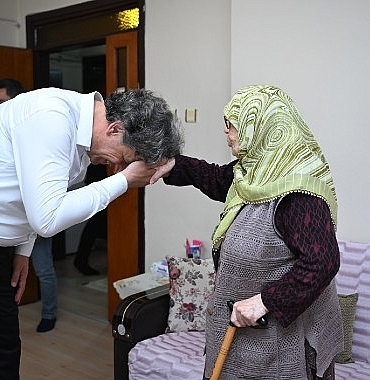 baskan-kocamandan-anneler-gununde-yurekleri-isitan-ziyaretler.jpg