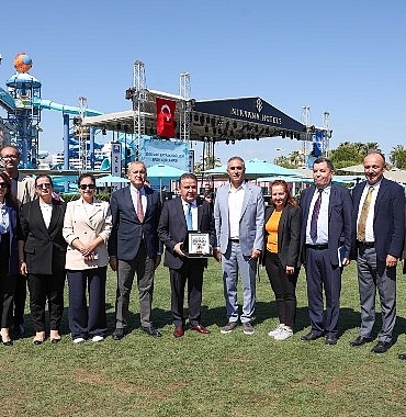 baskan-muhittin-bocek-6-yilimizda-24uncu-cevre-odulumuzu-aldik.jpg