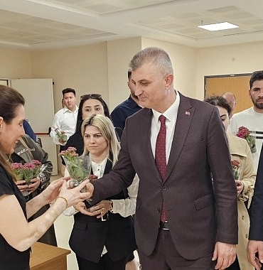 baskan-sezerden-hemsirelere-surpriz-kutlama.jpg