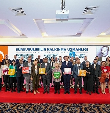 baskan-zeyrek-zirvede-ortaya-cikan-fikirler-manisanin-gelecegi-icin-bir-eylem-rehberine-donusecek.jpg