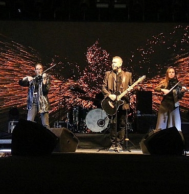 bayindir-26-uluslararasi-cicek-festivalinin-2-gununde-haluk-levent-ruzgari-esti.jpg