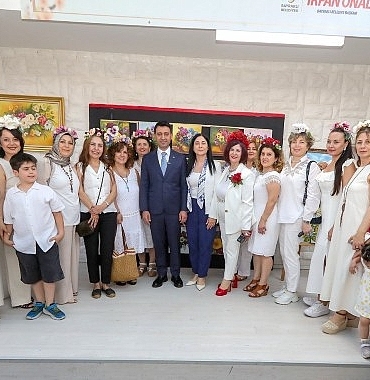 bayraklida-ureten-kadinlar-el-sanatlarini-sergiledi.jpg