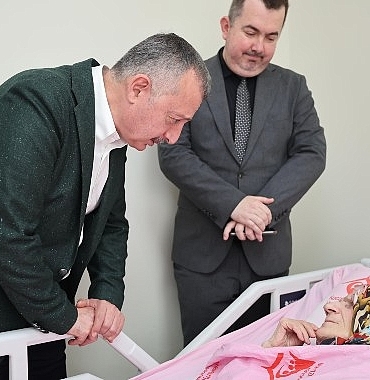 buyukakin-anneler-gununde-sehit-ailesi-ve-huzurevine-gitti.jpg