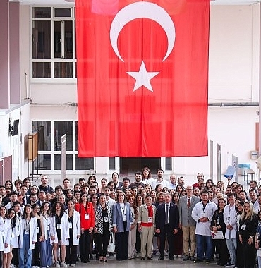 deude-genclik-sempozyumu-ve-bilim-sanat-senligi-coskusu.jpg