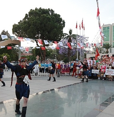 efes-selcukta-kulturler-uluslararasi-halk-oyunlari-senligi-ile-bulusuyor.jpg