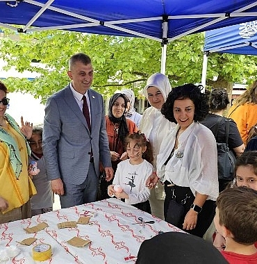 golcuklu-cocuklar-elleriyle-annelerine-hediye-yapti.jpg