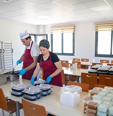 guzelbahce-belediyesi-taziye-evlerine-yemek-hizmetine-basladi.jpg