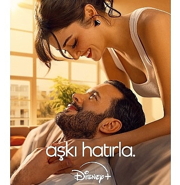 hande-ercel-ve-baris-arducun-basrollerinde-yer-aldigi-disneyin-aski-hatirla-dizisinin-yayin-tarihi-dizinin-yeni-posteriyle-duyuruldu.jpg