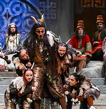 izmir-dob-2024-25-midasin-kulaklari-gorkemli-bir-promiyerle-dondu-sahnelendi.jpg