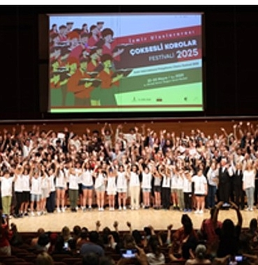izmir-uluslararasi-coksesli-korolar-festivalinde-muhtesem-final.jpg
