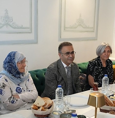 izmirde-en-anlamli-anneler-gunu-kutlamasi.jpg