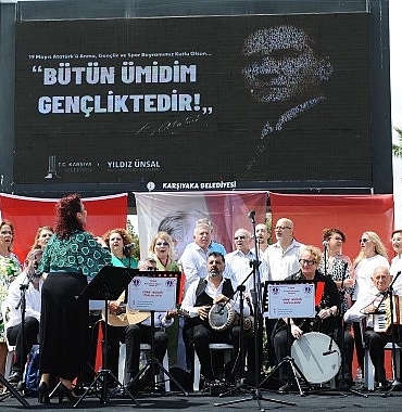 karsiyakada-19-mayis-festivalle-kutlaniyor.jpg