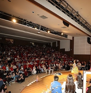 menderes-belediyesi-cocuk-tiyatrosu-sahnede.jpg