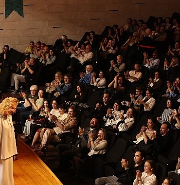 nilufer-senfoni-orkestrasi-ilk-konserinde-gulsin-onayi-agirladi.jpg